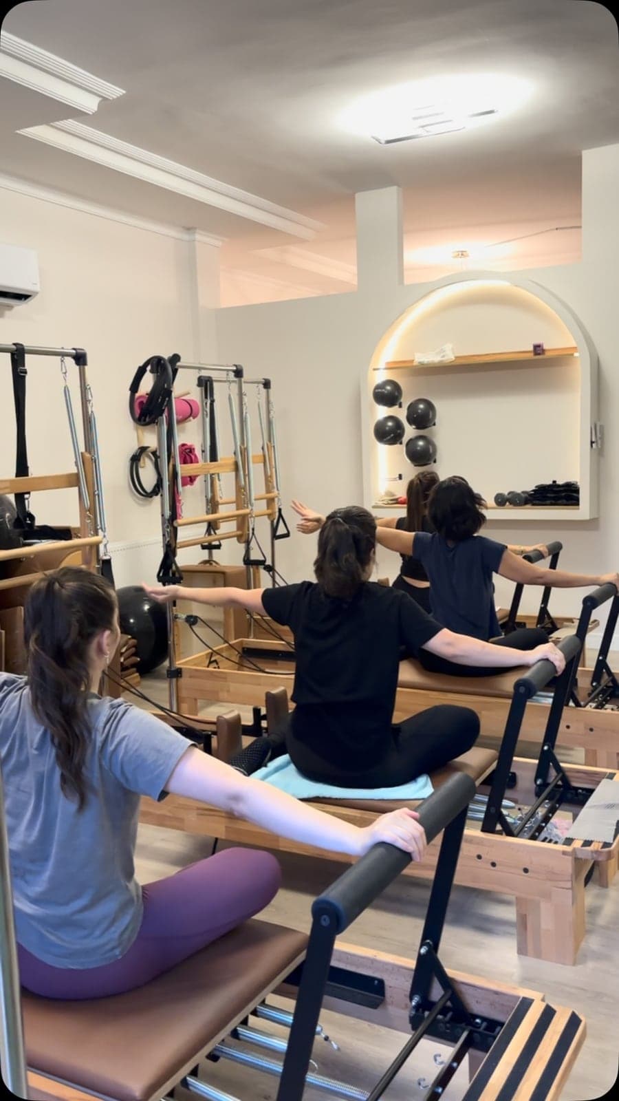 Stüdyoda grup pilates seansı